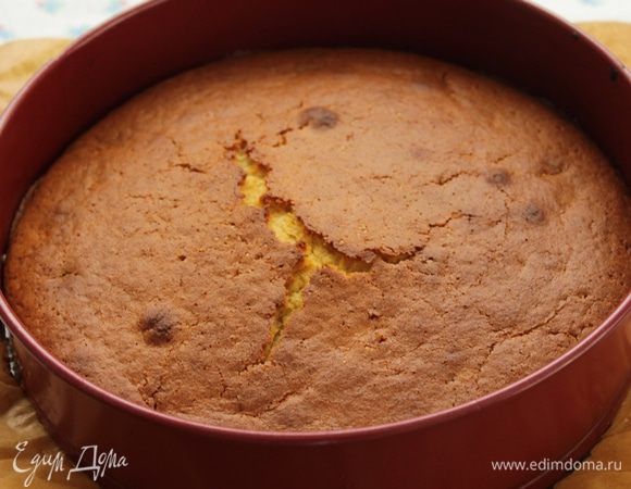 Пирог остудить в течение 10 минут в форме, затем накрыть тарелкой и перевернуть.