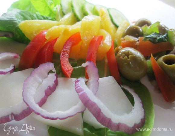 Ананас и овощи измельчаем, оставив для подачи часть из них, и нарезаем их крупными кусочками. Режем козий сыр тонкими пластинами.