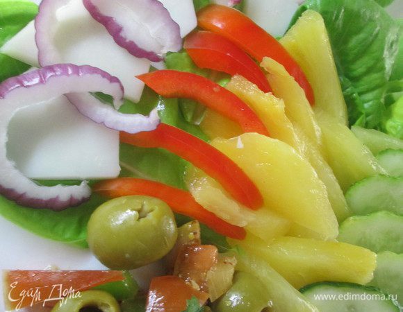 Укладываем на блюде крупные части овощей и фруктов, проявляя всю свою фантазию. Рядом кладем салат, заправленный имбирным соусом и подаем.
