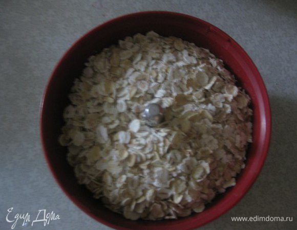Перемолоть овсяно-перлово-пшеничные хлопья или любые другие.