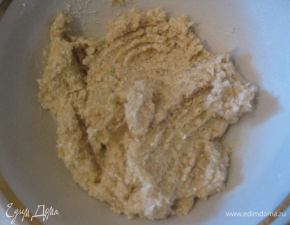 Добавить хлопья к маргарину с сахаром и перемешать. Также добавить муку и соду гашенную уксусом и все перемешать.
