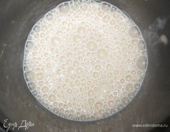 Охлажденные кондитерские сливки взбиваем с сахарной пудрой.