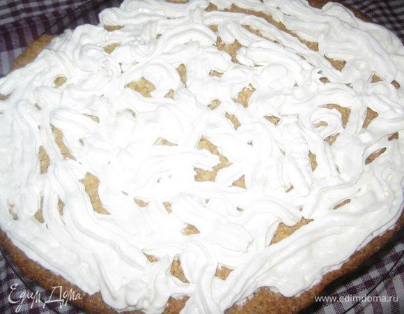 С помощью кондитерского мешка, выдавливаем сливки на лепешку.