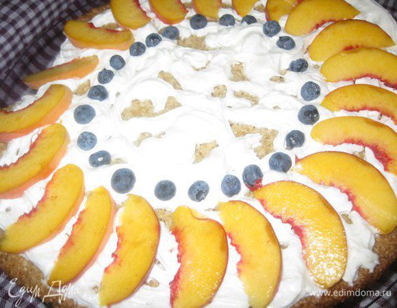 Украшаем тонко нарезанными дольками персика, голубикой...