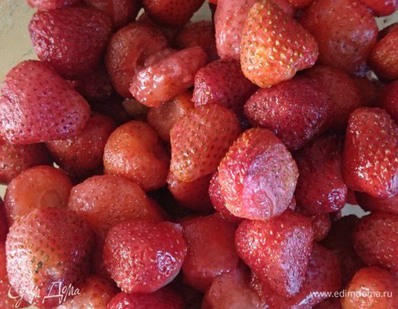 Клубнику промыть.