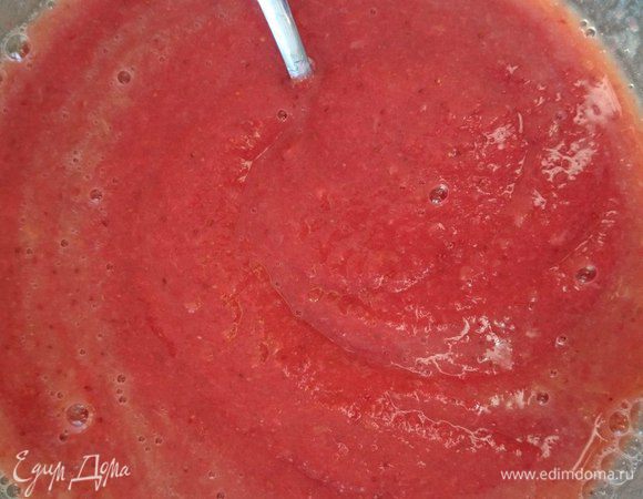 Добавить апельсиновый сок, апельсиновый ликер, все хорошо перемешать.