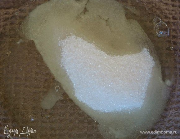 Белки яиц отделить от желтков, добавить половину сахара и лимонный сок.