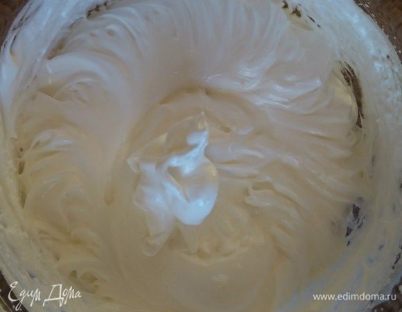 Взбить миксером до устойчивых пиков.