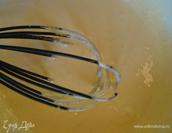 Желтки с оставшимся сахаром растереть добела.