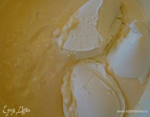 Добавить тремя частями маскарпоне.