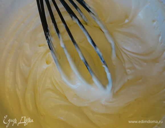 Хорошо перемешать маскарпоне с желтками.