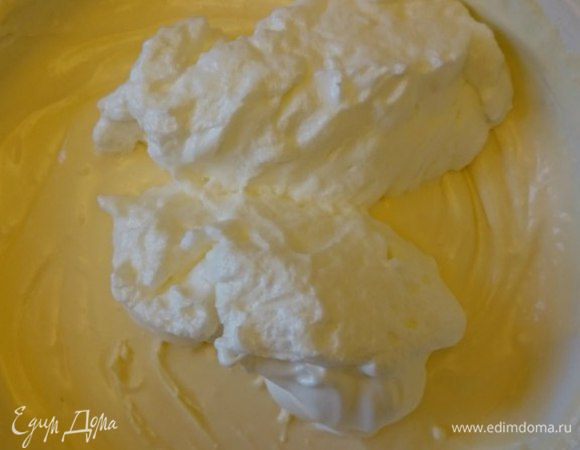 В полученную смесь аккуратно частями ввести взбитые белки.