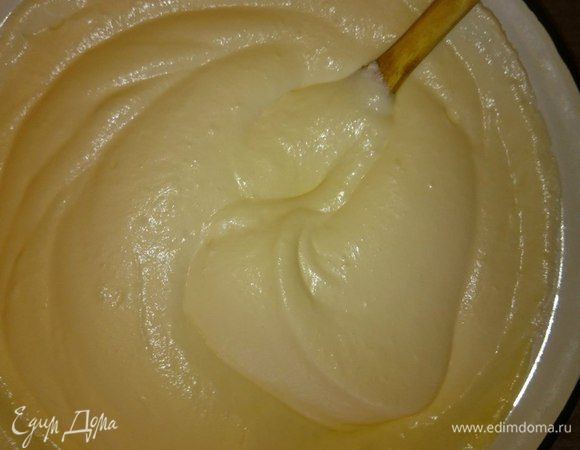 Хорошо перемешать лопаткой снизу вверх, чтобы крем остался воздушным.