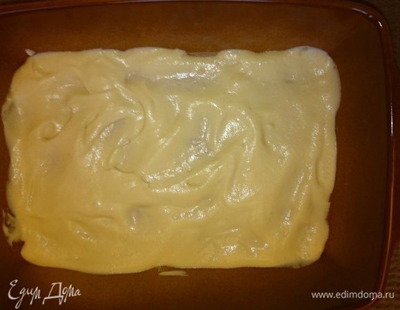 Дно формы немного смазать полученным кремом.