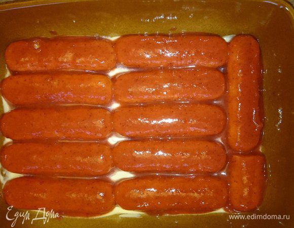 Печенье савоярди погрузить в клубничный соус и досчитать до 10, выложить на крем, проделать так с остальными печеньками, полностью покрывая дно формы.