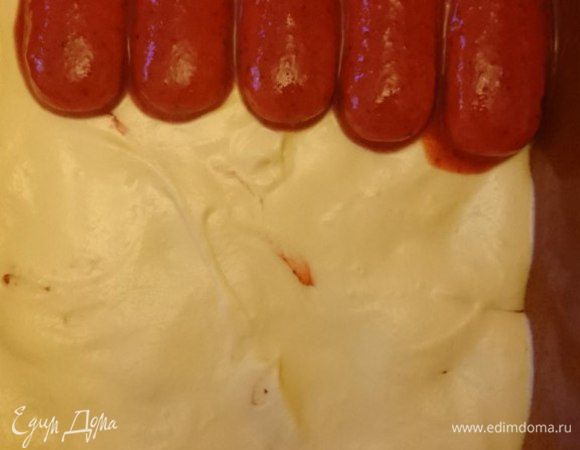 Сверху печенья выложить половину оставшегося крема, разровнять и продолжить выкладывать второй слой печенья.