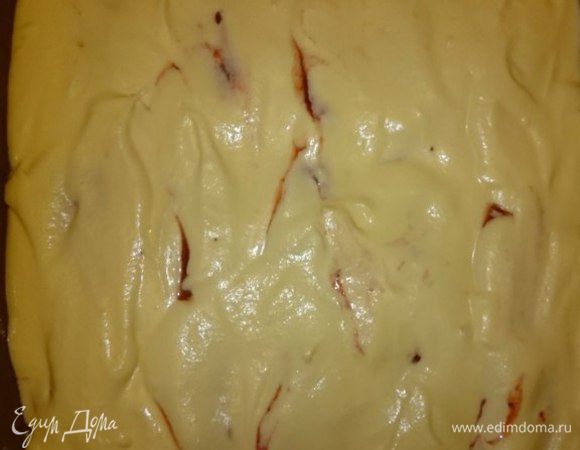 Далее выложить оставшийся крем, разровнять, накрыть форму фольгой или пищевой пленкой и отправить на ночь в холодильник.