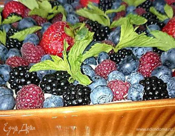 Перед подачей на стол украсить свежими ягодами и листиками мяты. Просто уверена, что гости попросят добавки.