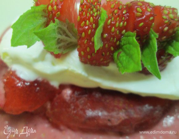 Следующим слоем ложится пласт замороженной клубники - он напоминает сорбет, только из цельных кусочков ягод.