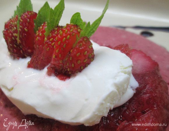 Сверху укладываем слой взбитых сливок. Заканчиваем слоем  порезанной на дольки клубникой и листиками мяты.