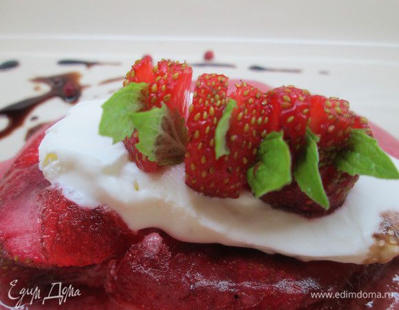 Полить десерт соусом.
Подавать, украсив горошинами красного перца.