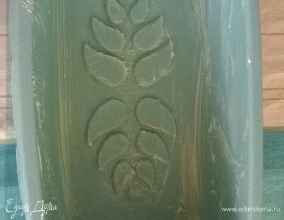 Разогреть духовку на 190 С. Смазать форму мягким сливочным маслом при помощи силиконовой кисточки.