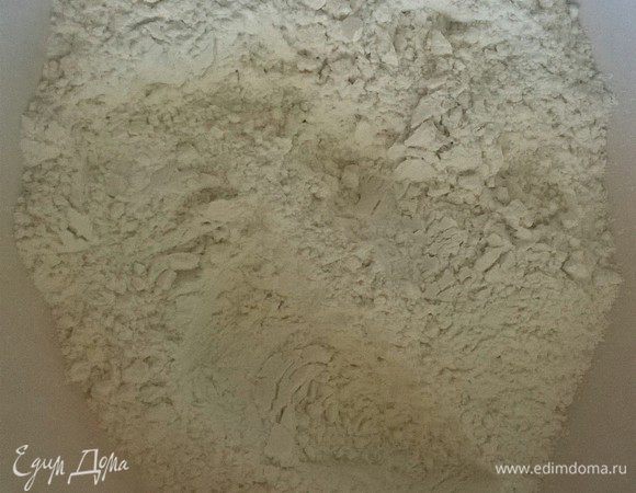 В чаше смешать муку с содой и разрыхлителем. 
