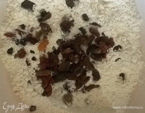 Добавить к муке смесь сушенных ягод и изюм.