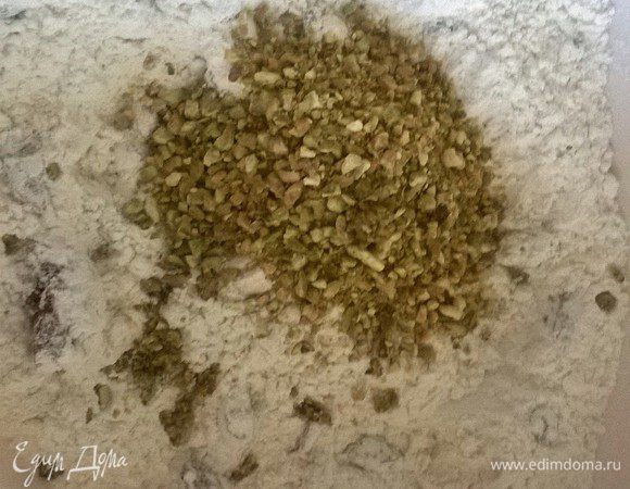 Измельчить (крупно) фисташки в фуд-процессоре и добавить к мучной смеси.