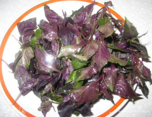 Моем и просушиваем базилик.