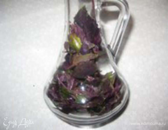 В чистую и сухую стеклянную бутылку кладем листья базилика.