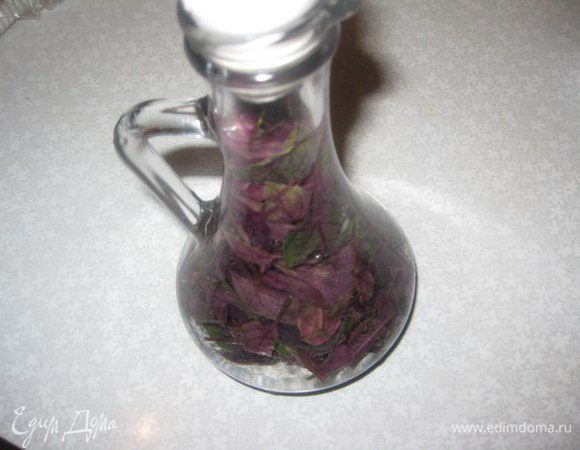 Заливаем 9% натуральным уксусом и плотно закрываем. Ставим в темное прохладное место на 2-3 недели. 