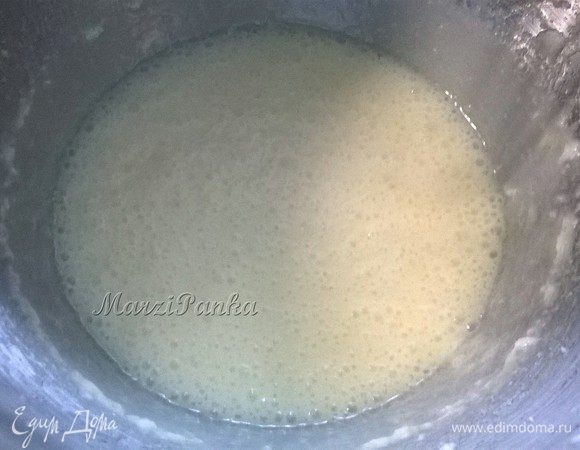 Постепенно ввести по одному яйца, взбивая на средней скорости.