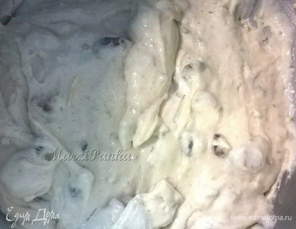 Соединить в 2-3 захода мучную смесь (с орехами и ягодами) с яичной. Смешать до однородного состояния, не взбивать, чтобы воздух не вышел. 