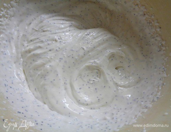 Дать кексу остыть, а в это время приготовить глазурь.

Для этого смешать все ингредиенты в чаше и взбивать до тех пор, пока сметанный крем не загустеет.

Глазурь получается не сладкой. Если хотите послаще (кекс сам по себе сладкий), то добавьте больше сахарной пудры.