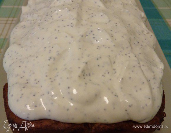 Остывший кекс полить глазурью.