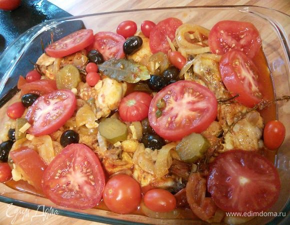 Поэтому я тушила в жаровне 30 мин, затем переложила в другую форму, выложила помидоры кружочками и черри и запекала в течении 15 мин.