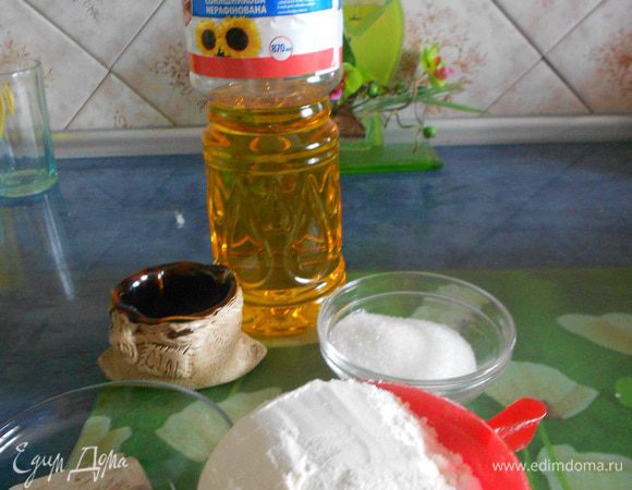 Приготовить из 6 г дрожжей, 2 ст. л. сахара и 250 мл теплой воды дрожжевой «коктейль». В миску насыпать 480 г муки, добавить 8 г соли, 1 ч. л. тимьяна. Смешать сухие ингредиенты. В муку влить дрожжевой «коктейль» и 1 ст. л. растительного масла.