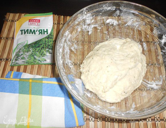 Замесить тесто. Оно будет подходить 1 час при комнатной температуре. Сложить тесто в четыре раза. Для эластичности теста каждые 20 минут растягивать и складывать его.