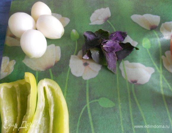 Помыть и очистить овощи. Нарезать соломкой перец и лук.