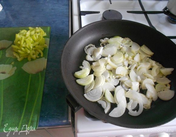 Пассеровать овощи на растительном масле. Добавить горький перец.