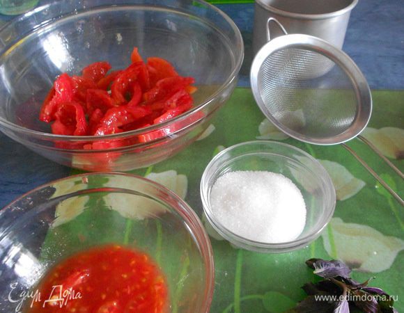 Очистить помидоры от кожуры. Разрезать помидоры на четыре части. Очистить от семян и сока. Лепестки помидоров положить в одну миску, а семена и сок — в другую. Процедить сок через сито.