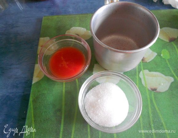 Получится 2 ст. л. томатного сока. Из сока и сахара сварить томатный сироп. Варить 10 минут.