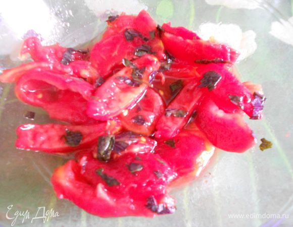 Нарезать базилик. Добавить половину объема томатного сиропа и базилик в помидоры. Перемешать.