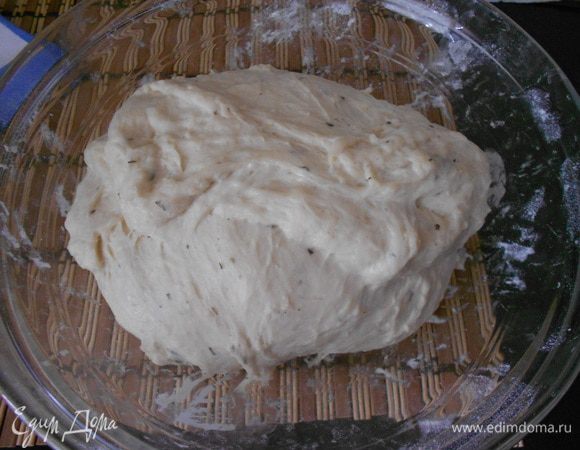 Тесто подошло и увеличилось в объеме в 3 раза. Тесто необходимо разделить на 2 части.