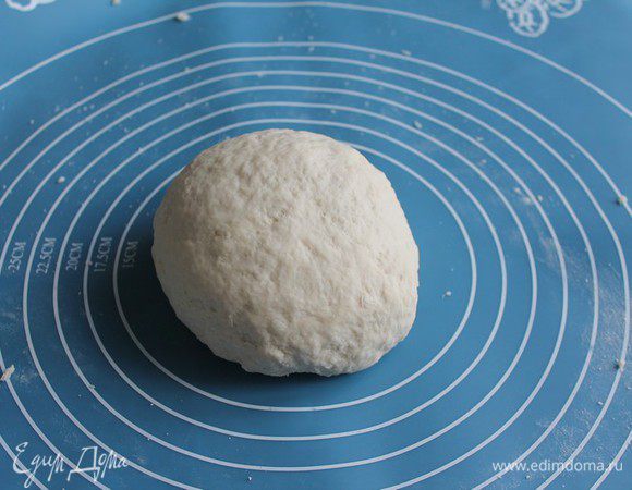 Сначала приготовим опару: для этого смешайте все ингредиенты в довольно плотный комочек, положите его в емкость, накройте и отправьте в теплое место на 3 часа.