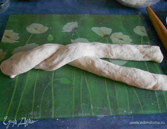 Соединить края двух рулетов. Заплести дрожжевые косички.