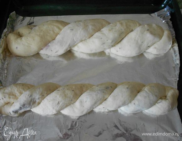 Положить косички на противень, выстланный фольгой. Фольгу смазать растительным маслом. Накрыть полотенцем и дать постоять 30 минут.