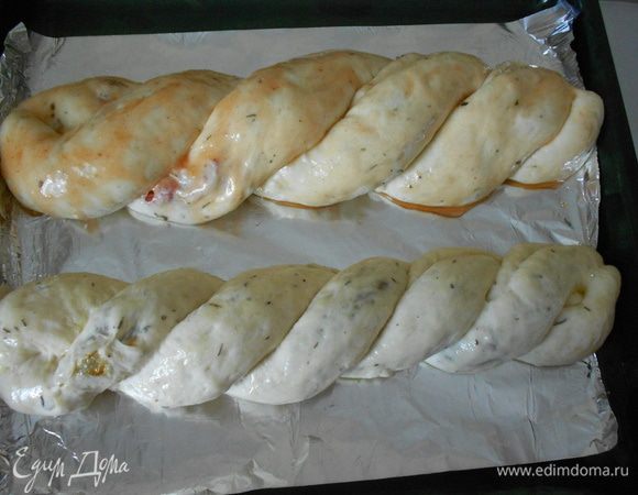 Перед выпеканием смазать косички томатным сиропом.