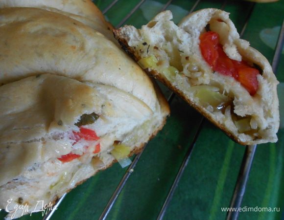 Получился дрожжевой пирог с двумя начинками сразу. Начинку можно готовить по своему вкусу. Приятного аппетита!